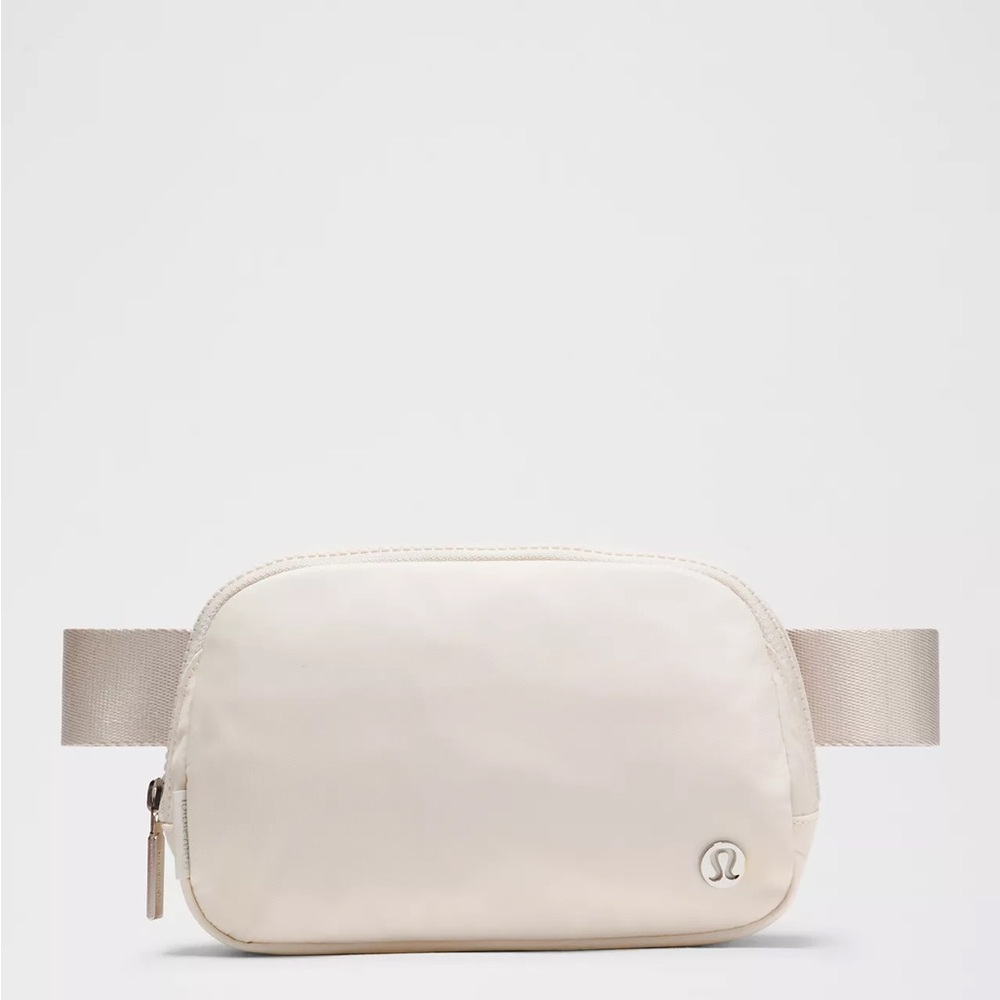 Everywhere Belt Bag with Long Strap
1L